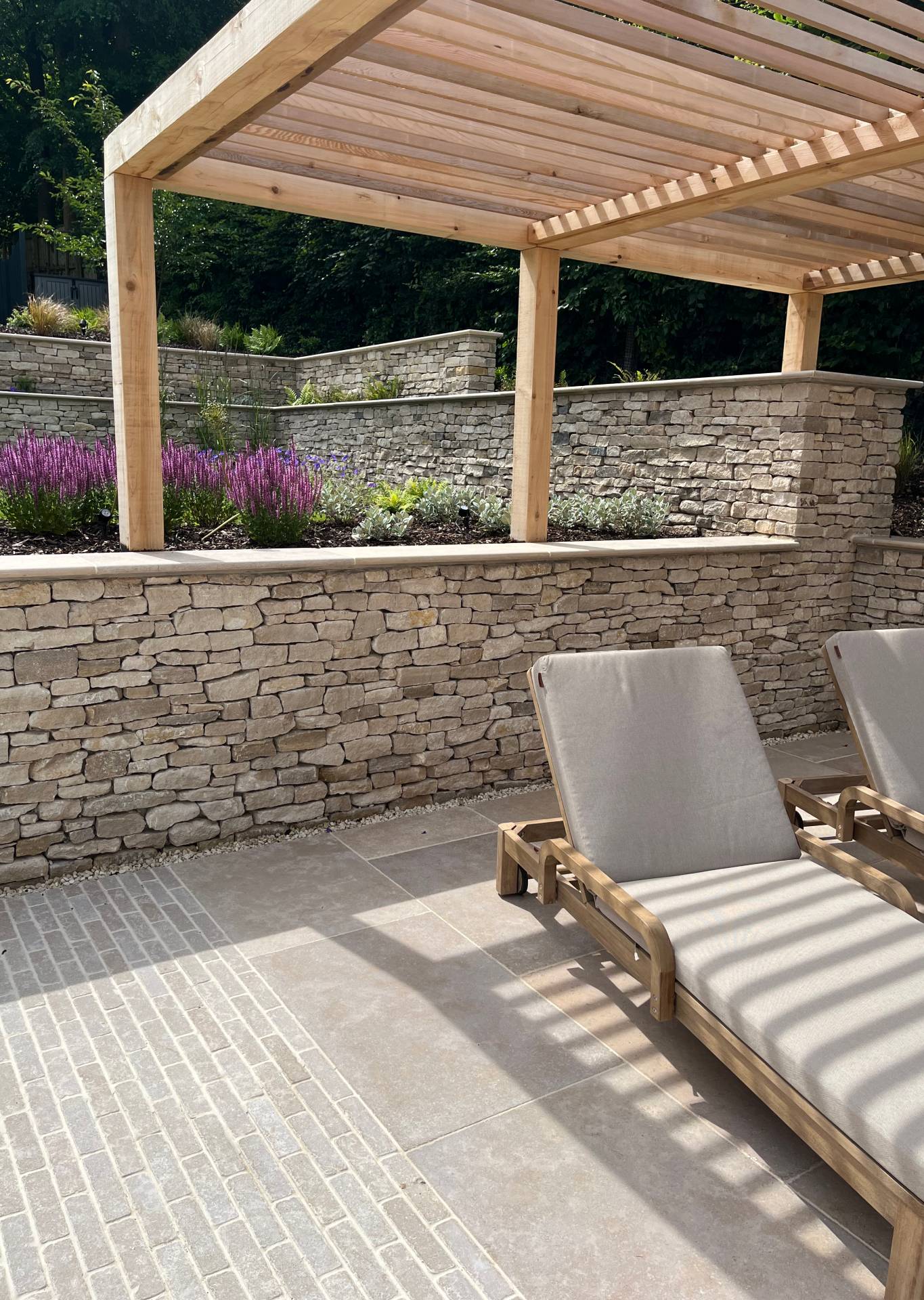 contemporary-garden-stoke-bishop-8 Sun loungers beneath a pergola