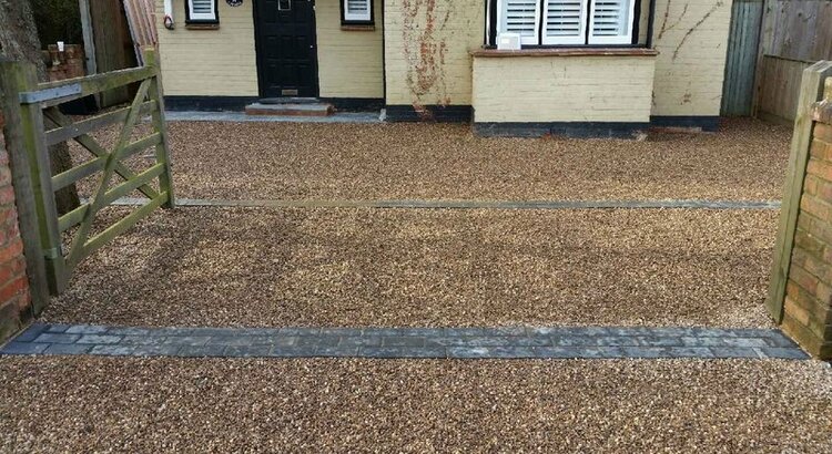 Driveway with gravel and setts