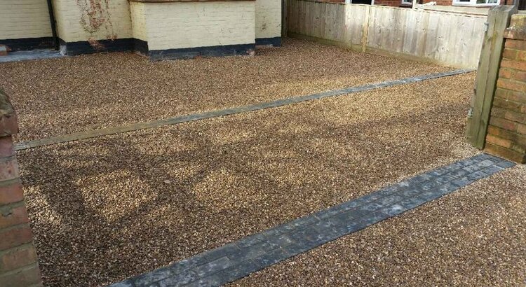 Driveway with gravel and block paving